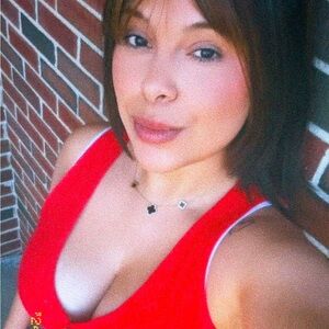 Meet your Posher, Adela